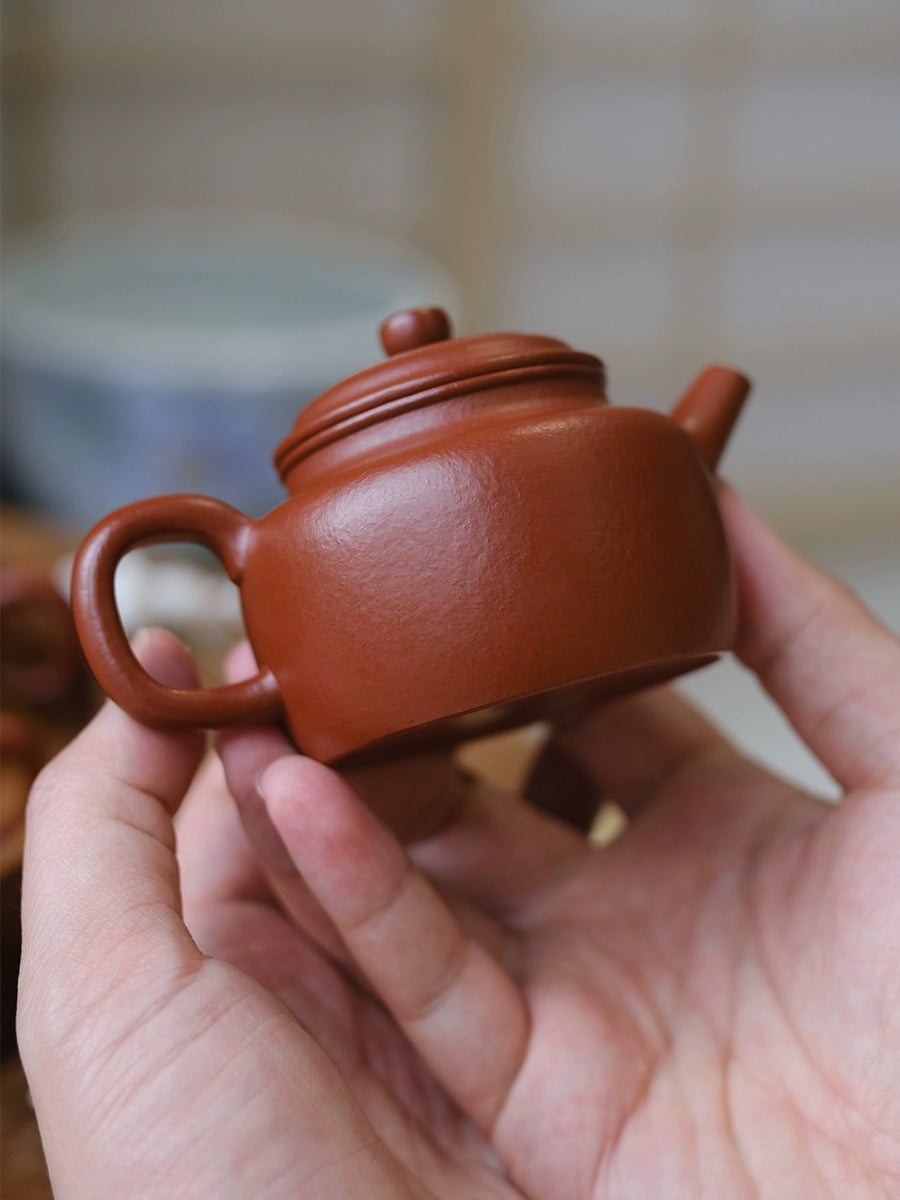 Xiaoqian Mountain House is handmade by Tycoon Dezhong purple clay pot, Yixing original mine, pear peel, vermilion mud teapot, tea making household tea set