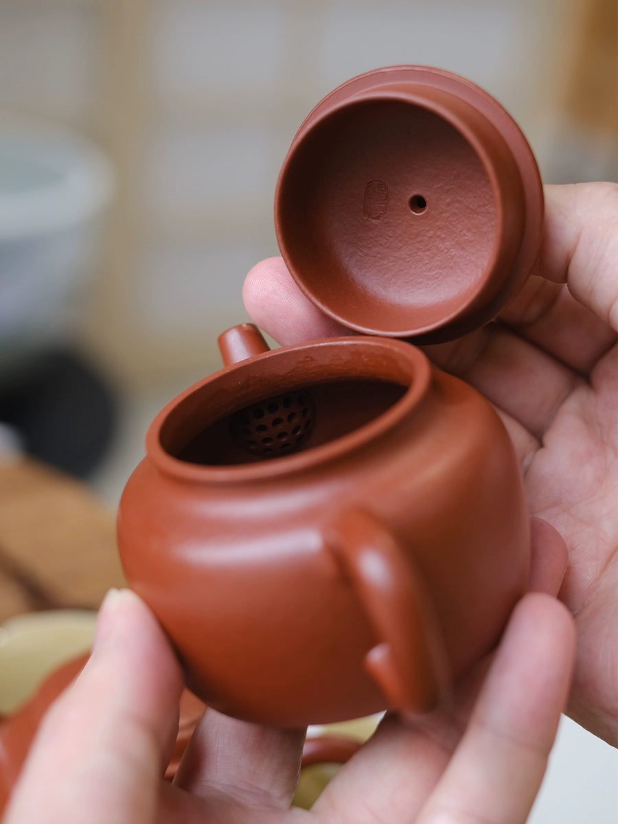 Xiaoqian Mountain House is handmade by Tycoon Dezhong purple clay pot, Yixing original mine, pear peel, vermilion mud teapot, tea making household tea set