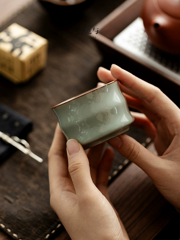 Five famous kiln teacup sets, cultural and creative tea sets, and the owner's cup will be sent to the leading teacher, retired business souvenirs