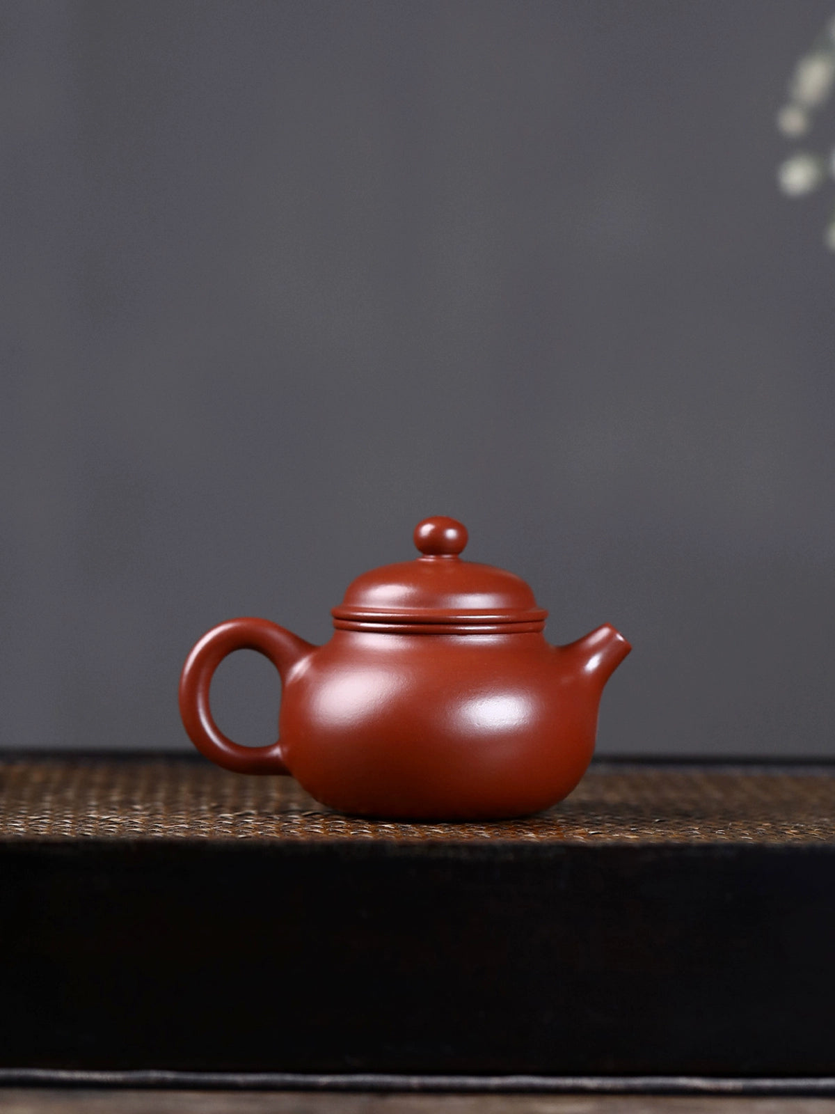 Yixing purple sand teapot, authentic raw ore, handmade Rongtian 100ML sketch kung fu teapot
