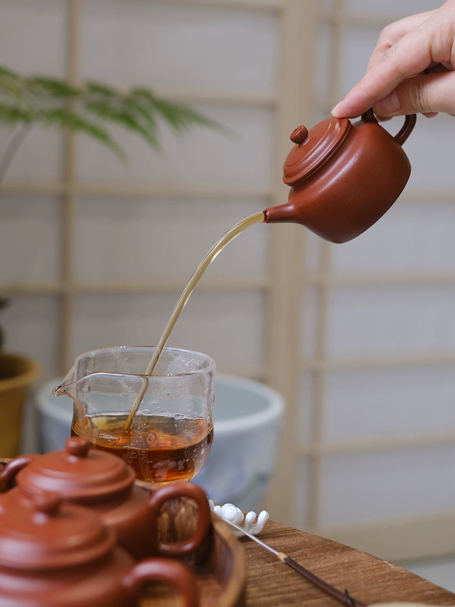 Xiaoqian Mountain House is handmade by Tycoon Dezhong purple clay pot, Yixing original mine, pear peel, vermilion mud teapot, tea making household tea set